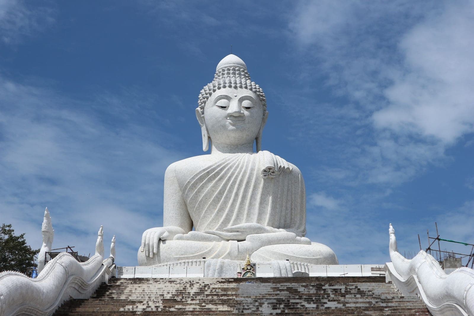Белая мраморная статуя Большого Будды на Пхукете и лестница с нагами