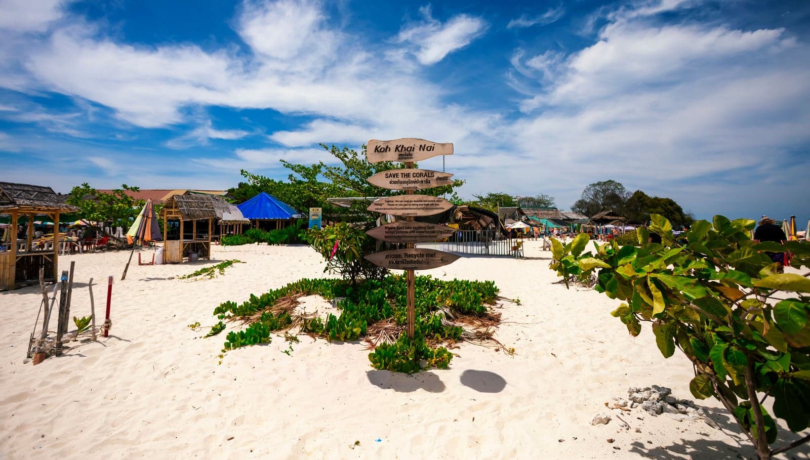 Белый пляж острова Кхай Най с указателем Koh Khai Nai